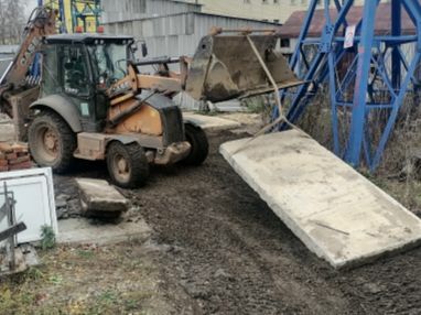 Перевозка бетонных плит по площадке погрузчиком. 