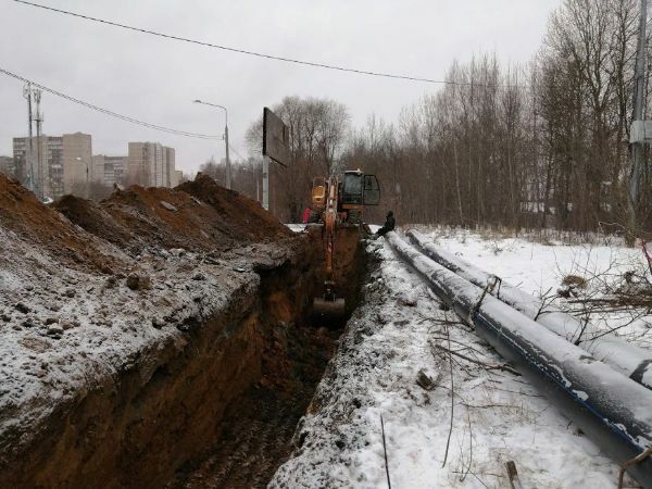 Раскопка траншеи для воды.