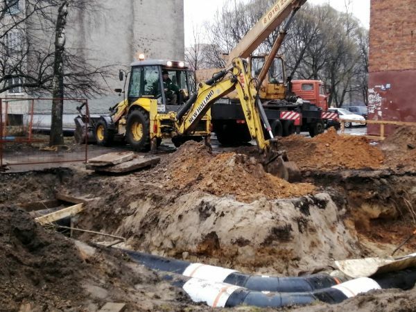Копка траншеи под трубы теплотрассы отопления.