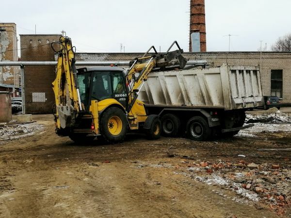 Заказ трактора-погрузчика для погрузки грунта и строительного мусора.