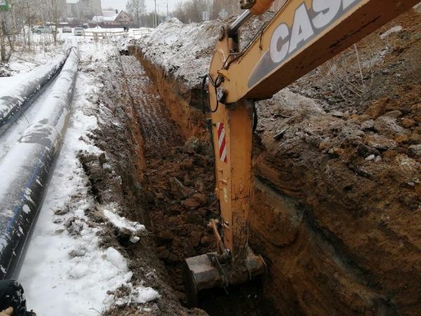 Выкопать траншею под водопровод в городе. 