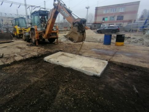 Монтаж дорожных бетонных плит экскаватором-погрузчиком.