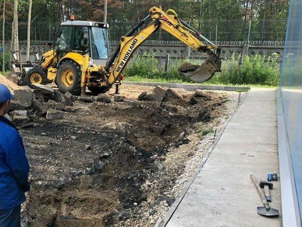 Аренда челюстного трактора-экскаватора.