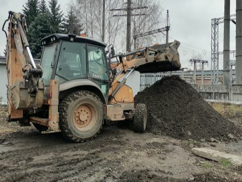 Переместить грунт по территории. Сложить землю на участке.